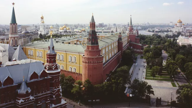 Вид на Государственный исторический музей и здание Арсенала Московского Кремля