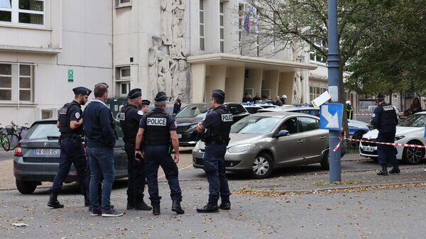 Французские полицейские перед лицеем Гамбетта в Аррасе, на северо-востоке Франции. 13 октября 2023