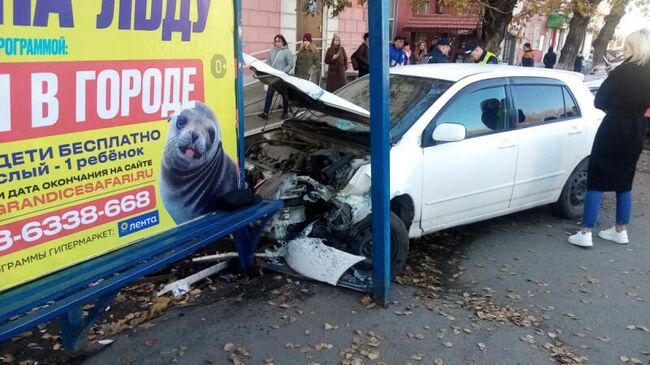 Место происшествия, где иномарка въехала в остановку в Барнауле