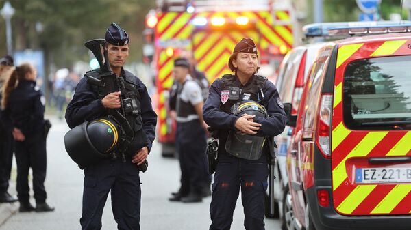 Офицеры французской полиции перед лицеем Гамбетта в Аррасе во Франции. 13 октября 2023