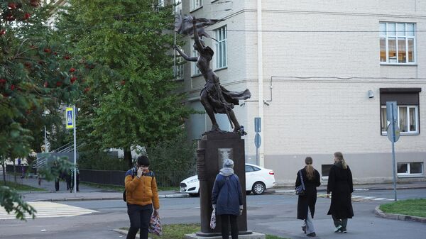 Памятник Жанне Д’Арк  Советском переулке Санкт-Петербурга