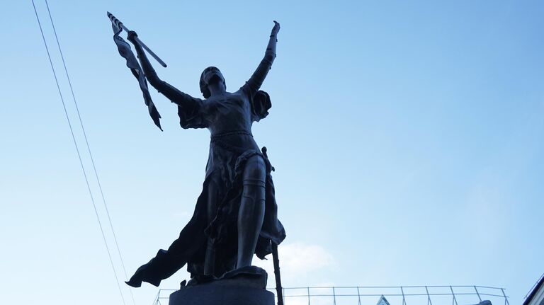 Памятник Жанне Д’Арк  Советском переулке Санкт-Петербурга