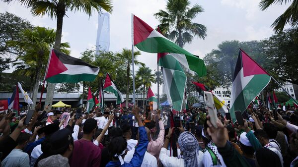 Митинга в знак поддержки палестинского народа возле национальной мечети в Куала-Лумпуре в Малайзии