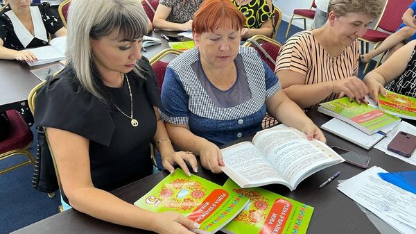 Педагоги с новыми учебниками по родному украинскому языку для школ Запорожья
