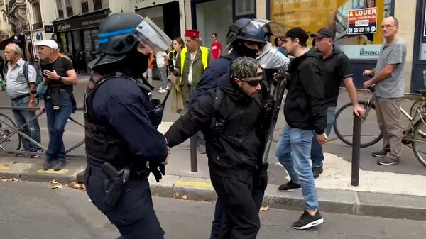 Беспорядки во время многотысячной манифестации профсоюзов в Париже