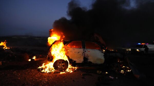 Автомобиль журналистов горит после попадания в него в ходе обстрела со стороны Израиля деревни Альма аль-Шааб в Ливане