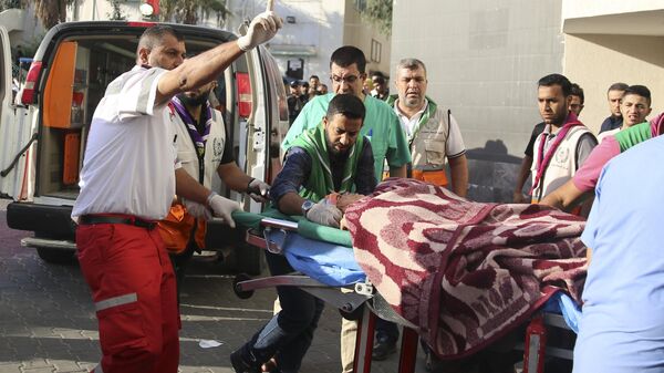 Палестинцев, раненых в результате израильских ударов, доставляют в больницу в городе Газа
