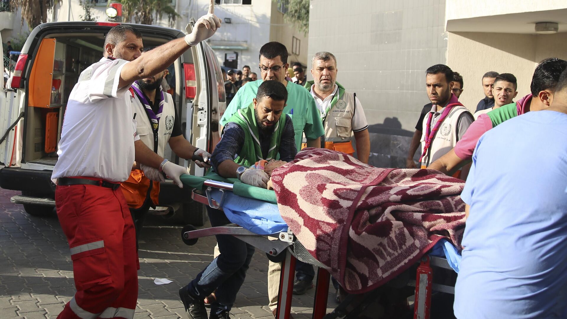 Палестинцев, раненых в результате израильских ударов, доставляют в больницу в городе Газа. 13 октября 2023 - РИА Новости, 1920, 13.10.2023