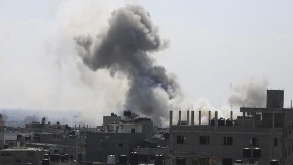 Дым от взрыва после израильского авиаудара в секторе Газа