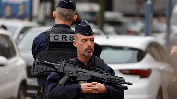 Офицер полиции возле лицея Гамбетта в Аррасе во Франции. 13 октября 2023