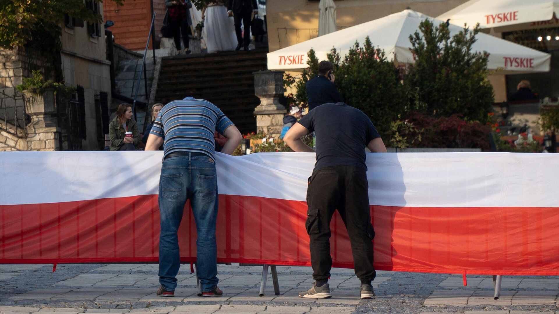 Польский флаг крепят перед митингом партии Право и справедливость в Сандомире, Польша - РИА Новости, 1920, 14.10.2023