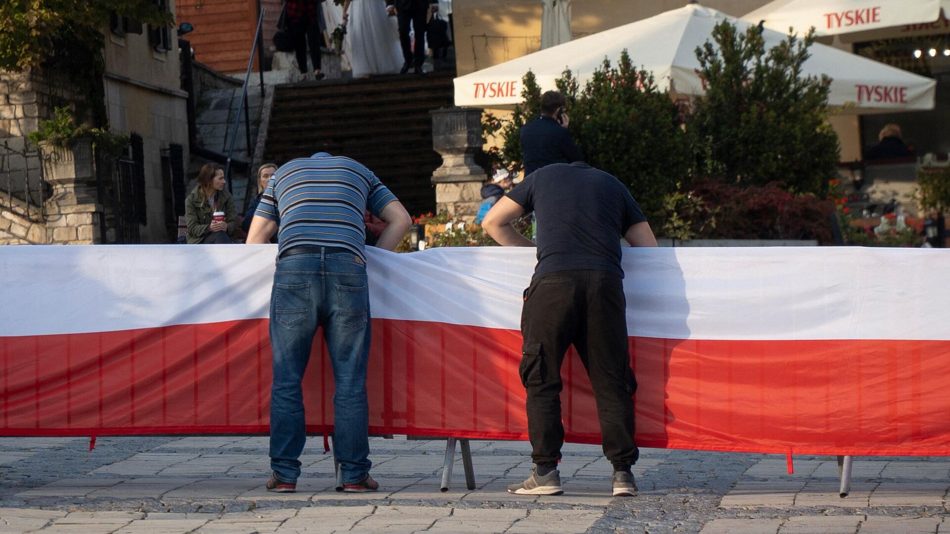 Польский флаг крепят перед митингом партии Право и справедливость в Сандомире, Польша - РИА Новости, 1920, 14.10.2023