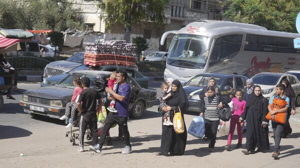 Палестинцы эвакуируются из сектора Газа после атаки Израиля