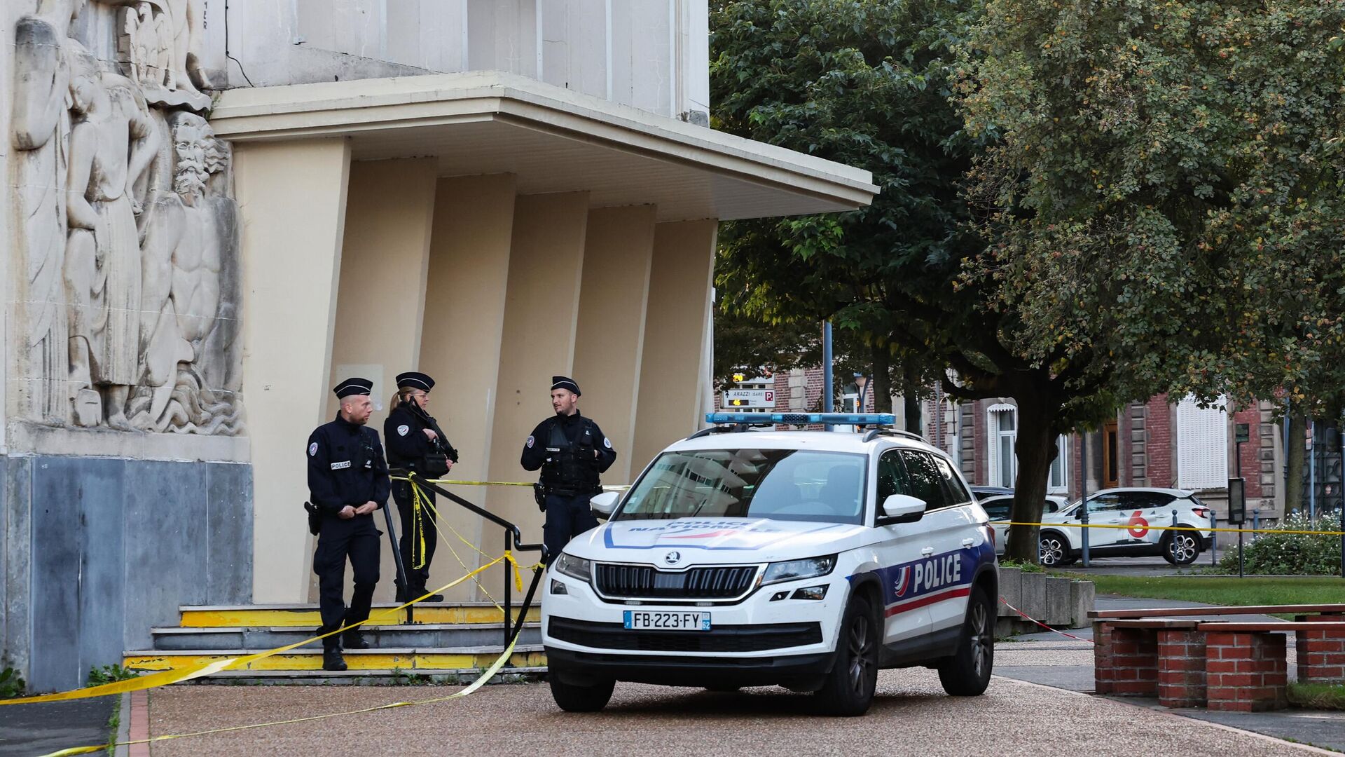 Полицейские офицеры возле лицея Гамбетта в Аррасе на северо-востоке Франции, где накануне был убит учитель и ранены несколько человек. 14 октября 2023 - РИА Новости, 1920, 14.10.2023