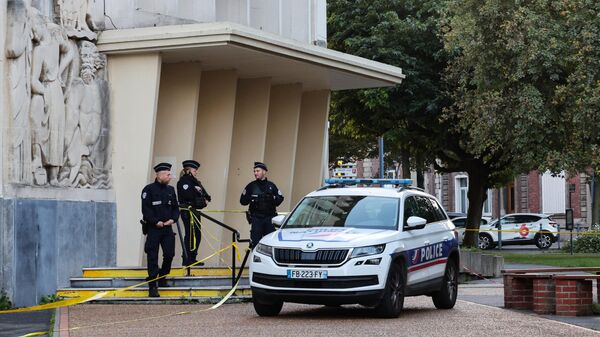 Полицейские офицеры возле лицея Гамбетта в Аррасе на северо-востоке Франции, где накануне был убит учитель и ранены несколько человек. 14 октября 2023