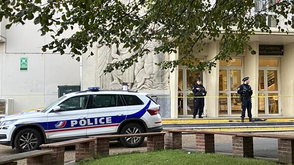 Полицейские возле школы Гамбетта в Аррасе на северо-востоке Франции