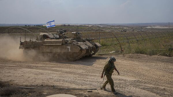 Израильский БТР направляется к границе сектора Газа
