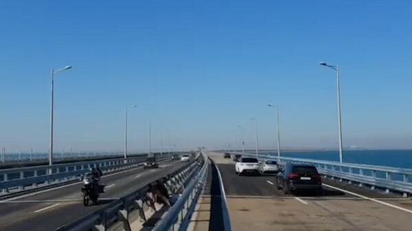 Движение по восстановленному Крымскому мосту