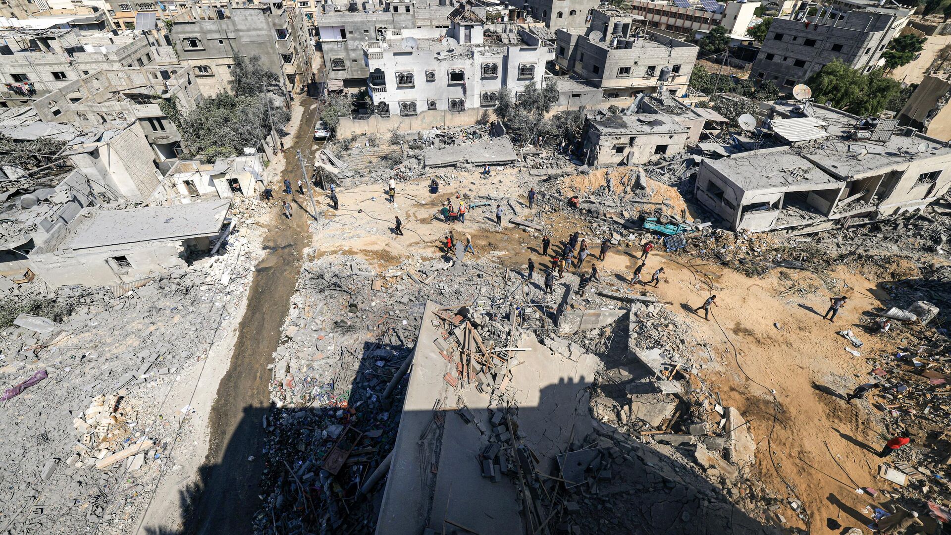 Разрушенные дома после израильского удара в Хан-Юнисе на юге сектора Газа - РИА Новости, 1920, 14.10.2023