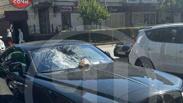 Автомобиль Rolls-Royce на улице Сочи с разбитым лобовым стеклом