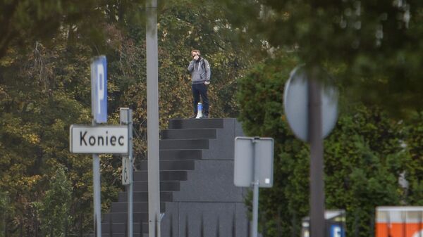 Мужчина, который  угрожал взорвать себя, стоит на памятнике на площади Пилсудского в Варшаве