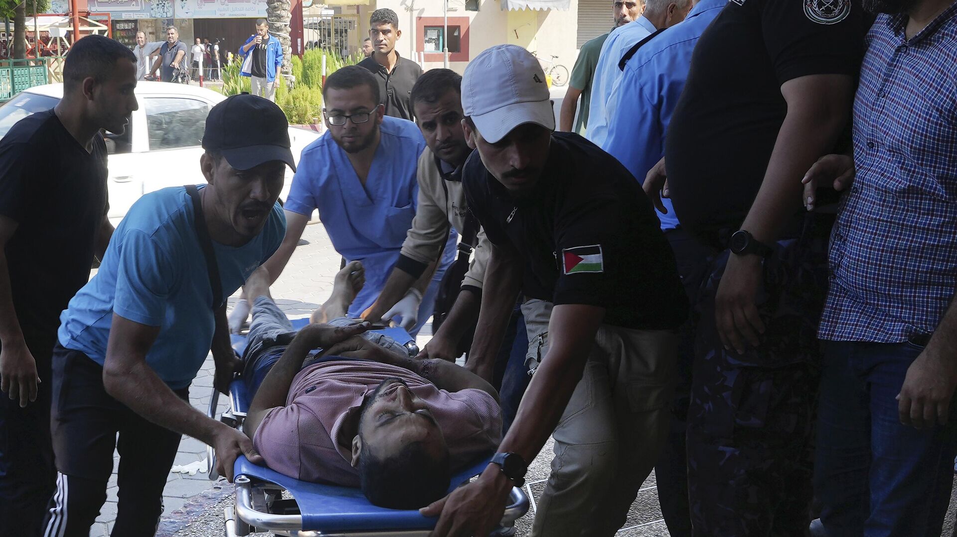 Палестинца, раненного в результате авиаударов Израиля по сектору Газа, доставляют в больницу Аль-Акса - РИА Новости, 1920, 07.11.2023