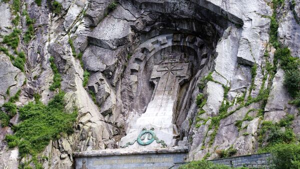 Крест, высеченный в скале в ущелье Шолленен в память о русских воинах — участниках швейцарского похода Суворова