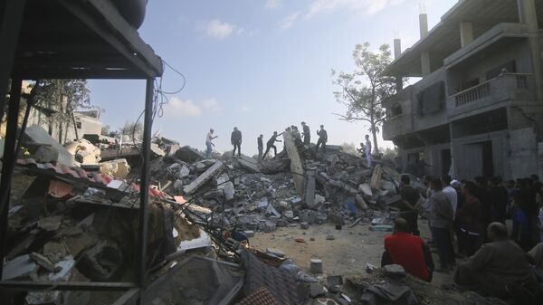 Последствия разрушений от израильского авиаудара в секторе Газа 