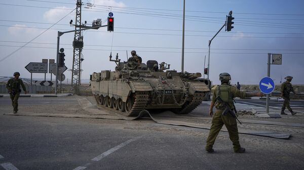 Израильский БТР направляется к границе сектора Газа. Архивное фото