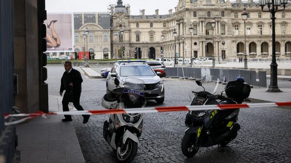 Полицейские машины возле Лувра. 14 октября 2023