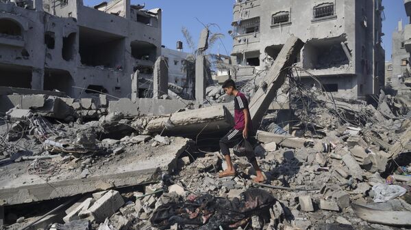 Последствия разрушений после израильского авиаудара в Дейр-эль-Балахе, к югу от сектора Газа