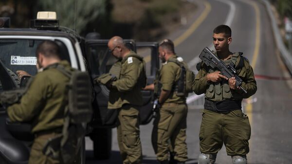 Израильские солдаты на контрольно-пропускном пункте