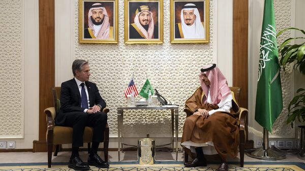 Госсекретарь США Энтони Блинкен и министр иностранных дел Саудовской Аравии принц Фейсал бен Фархан в Министерстве иностранных дел в Эр-Рияде, Саудовская Аравия. 14 октября 2023