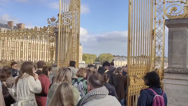 Люди во время эвакуации из Версальского дворца после сообщений о бомбе. 14 октября