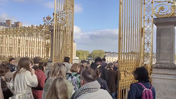 Люди эвакуируются из Версальского дворца после сообщений о бомбе