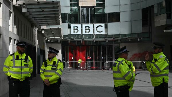 Офис BBC  в Лондоне, облитый красной краской
