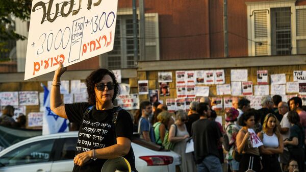 Жительница Тель-Авива во время митинга у здания Министерства Обороны Израиля с требованием освободить заложников, захваченных группировкой ХАМАС в ходе нападения на территорию Израиля 7 октября