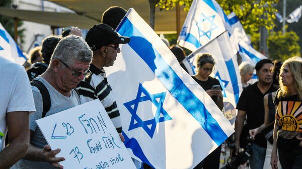Житель Тель-Авива во время митинга у здания Министерства обороны Израиля с требованием освободить заложников, захваченных группировкой ХАМАС в ходе нападения на территорию Израиля 7 октября