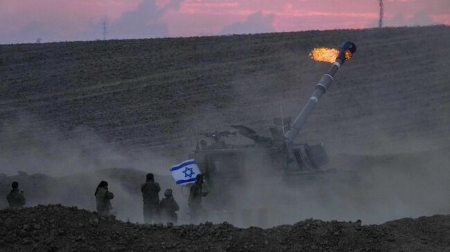 Израильское артиллерийское подразделение выпустило снаряд с юга Израиля в сторону сектора Газа, на позиции недалеко от границы Израиля и сектора Газа