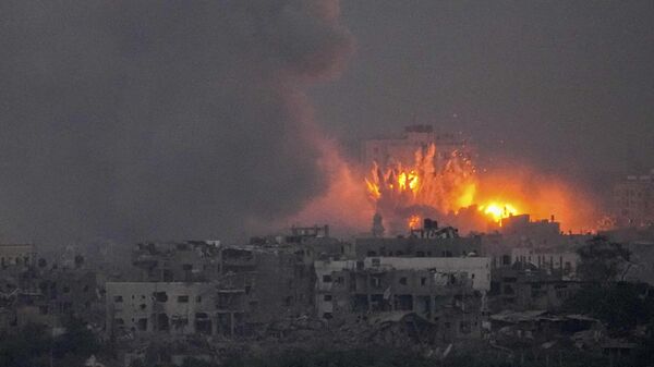 Дым и огонь после израильского авиаудара по сектору Газа, вид с юга Израиля
