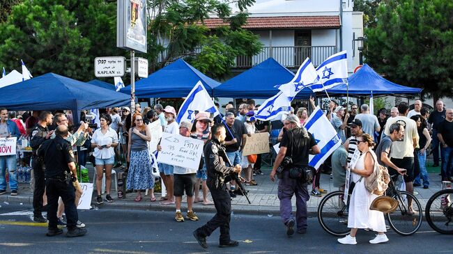 Жители Тель-Авива во время митинга у здания Министерства Обороны Израиля с требованием освободить заложников, захваченных группировкой ХАМАС в ходе нападения на территорию Израиля 7 октября