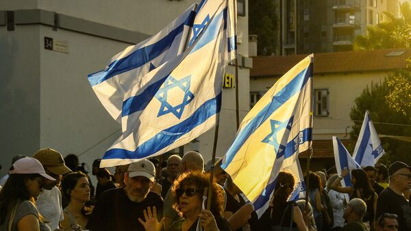Жители Тель-Авива во время митинга требуют освободить заложников. Архивное фото