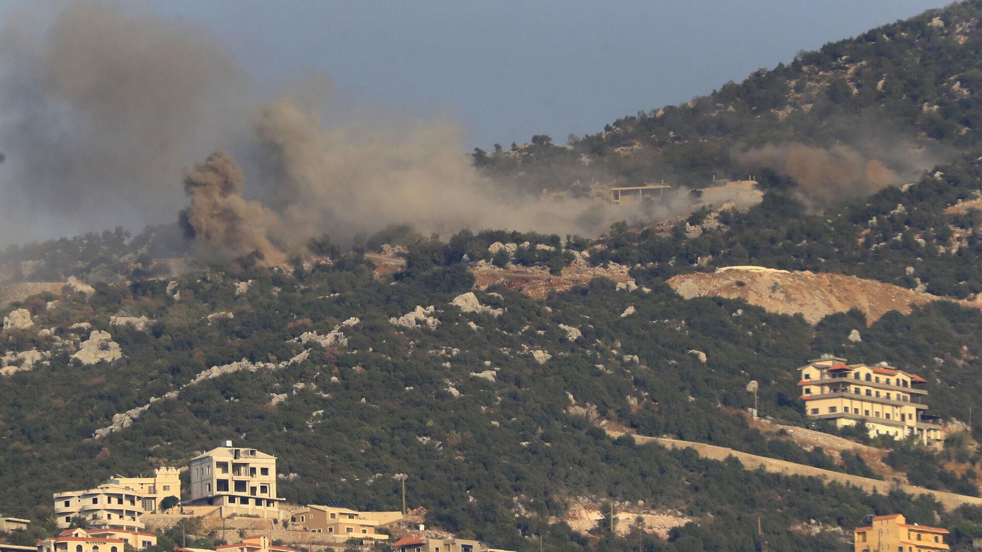 Дым от израильского обстрела на окраине деревни Кфар-Чуба в Ливане - РИА Новости, 1920, 03.11.2023