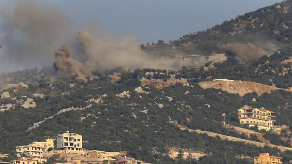 Дым от израильского обстрела на окраине деревни Кфар-Чуба в Ливане