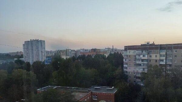 Дым от украинских снарядов, упавших возле ТЦ Галактика в Киевском районе