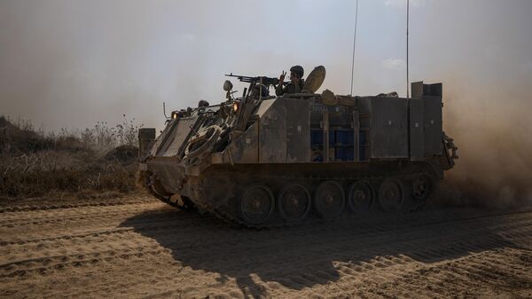 Израильский БТР направляется к границе сектора Газа