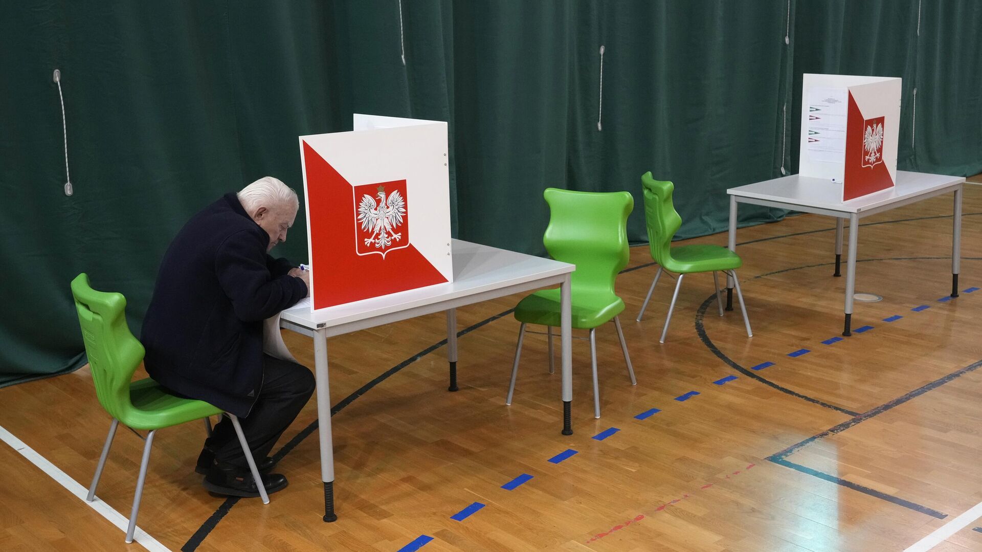 Мужчина голосует на парламентских выборах в Варшаве, Польша - РИА Новости, 1920, 17.10.2023