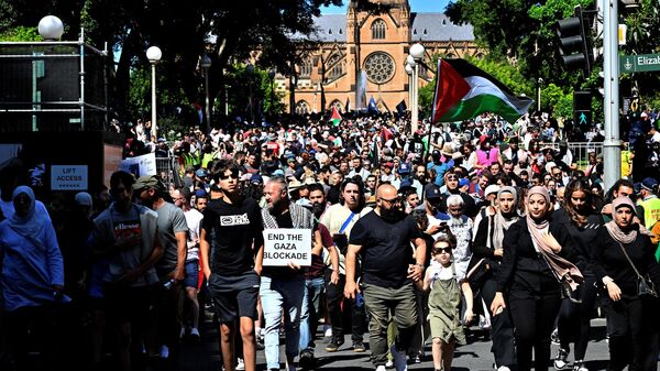 Участники акции в поддержку палестинцев в конфликте с Израилем в Сиднее, Австралия