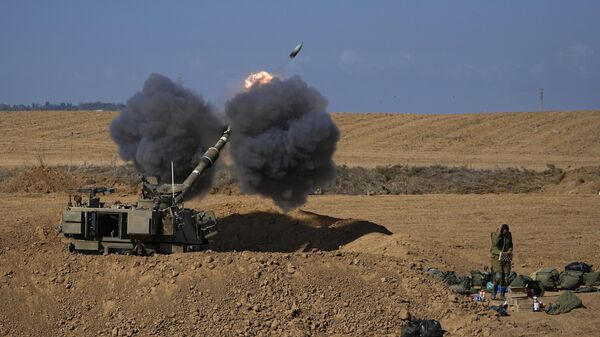 Израильские военные ведут обстрел территории сектора Газа. Архивное фото