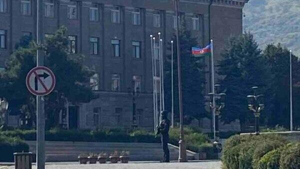 Президент Азербайджана Ильхам Алиев поднял государственный флаг Азербайджана в Ханкенди